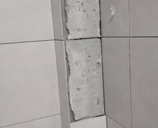 北关瓷砖空鼓维修公司分享下瓷砖施工前基层浇水润湿程度不足，可能导致以下问题