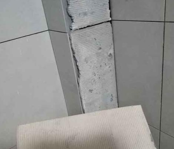 北关瓷砖空鼓维修公司分享下厨房瓷砖脱落的补救措施。